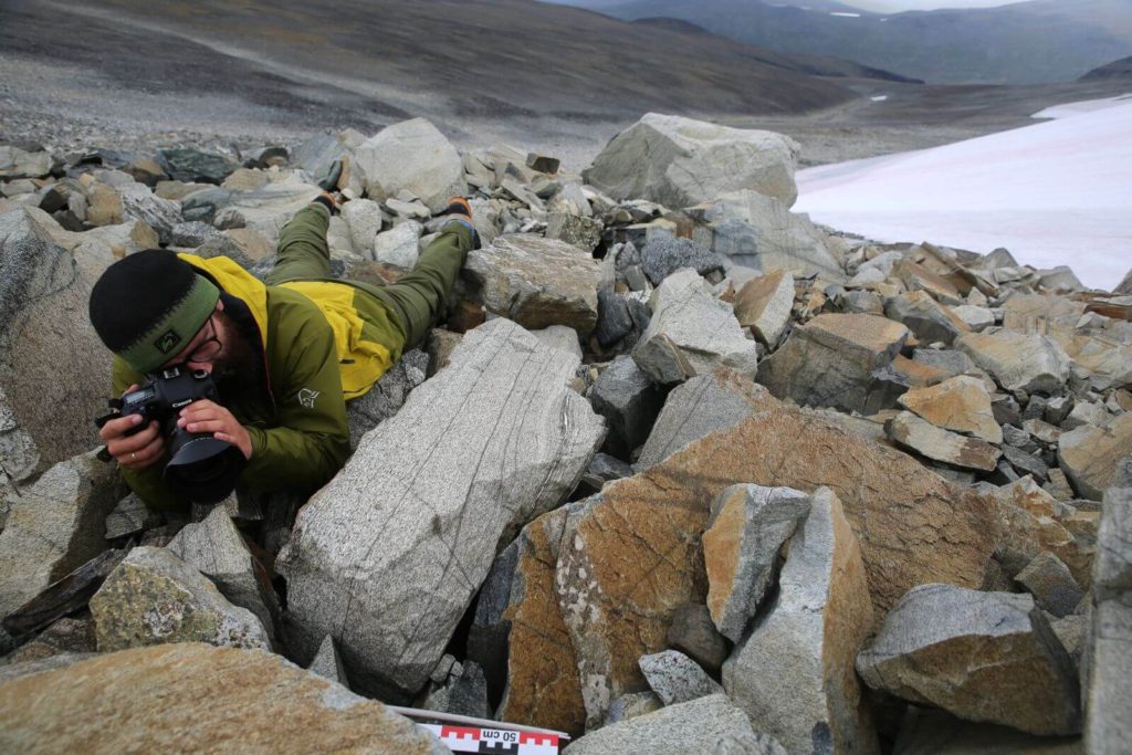 Documentation of an arrow found between large rocks