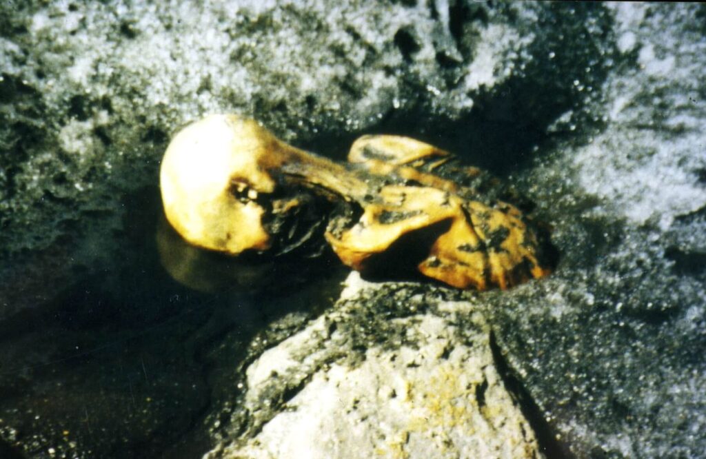 Shows Ötzi as he was found by the Simons.