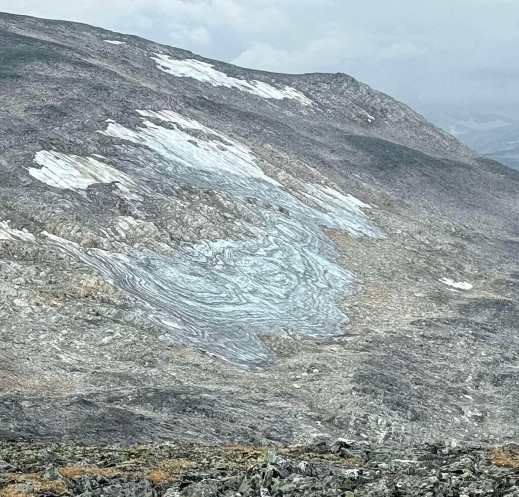 A photo of the ice patch in the northern slope below Mount Moldurhøe.